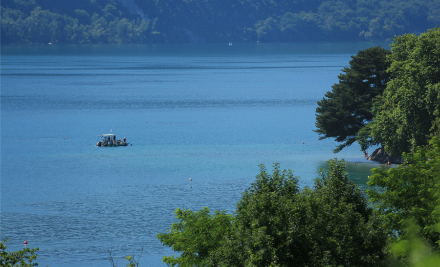 Situé à 130 mètres de la rive, au coeur du lac du Bourget, le chantier de remontée de la pirogue aura duré 10 jours. ©Département Savoie - C. Cude
