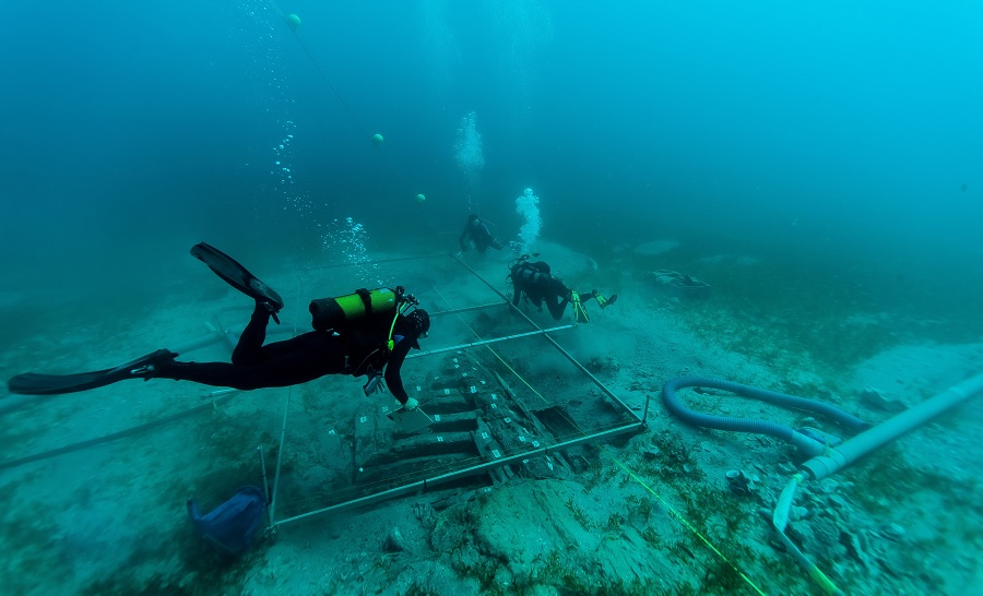 Les sondages 3 et 4 avec quelques plongeurs au travail sur l'épave de l'Anémone © Olivier Bianchimani AAPA-AIHP GEODE-Septentrion