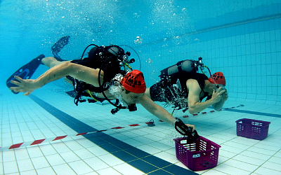 Une épreuve de plongée sportive en piscine. © Luc Fischer