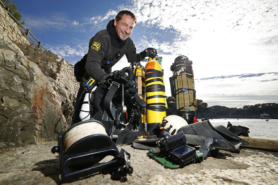 Fred Swierczynski et tout son équipement avant une plongée à Port Miou. ©Florian Launette
