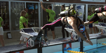Plongeon durant une épreuve avec bloc sur le dos. © Julia Maz-Loumides