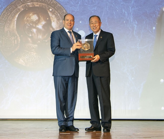 Le Prince Albert II avec Ban Ki-moon, lauréat de la Grande Médaille Albert Ier 2019, section médiation - © M Dagnino - Musée océanographique