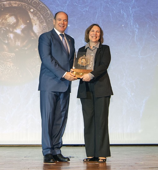 Le Prince Albert II avec Lisa Ann Levin, lauréate de la Grande Médaille Albert Ier 2019, section science- © M Dagnino - Musée océanographique