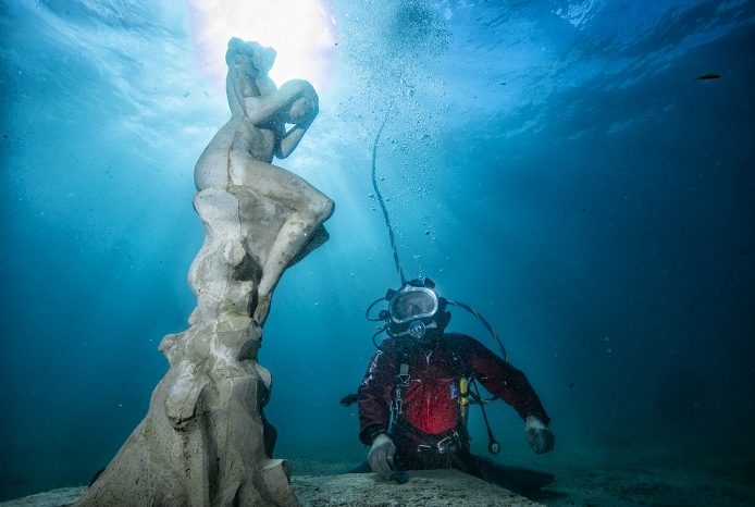 Immersion et installation des œuvres du musées subaquatique de Marseille au large de la plage des Catalans. © Wallis - Msm