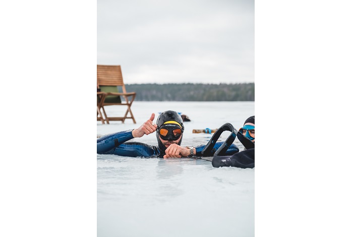 L'eau du lac n'est qu'à 2°C et la combinaison de l'athlète ne fait que 2 mm d'épaisseur. © Vaissiere Almo Film