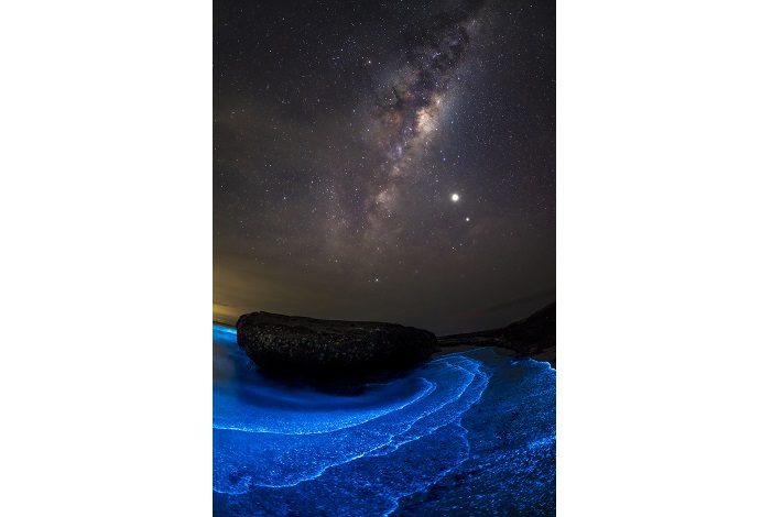 Sea Sparkle (Noctiluca scintillans) s'échouant et brillant dans le flux et le reflux du clapotis des vagues. 2ème place portfolio - Matty Smith © Matty Smith - Ocean photography awards