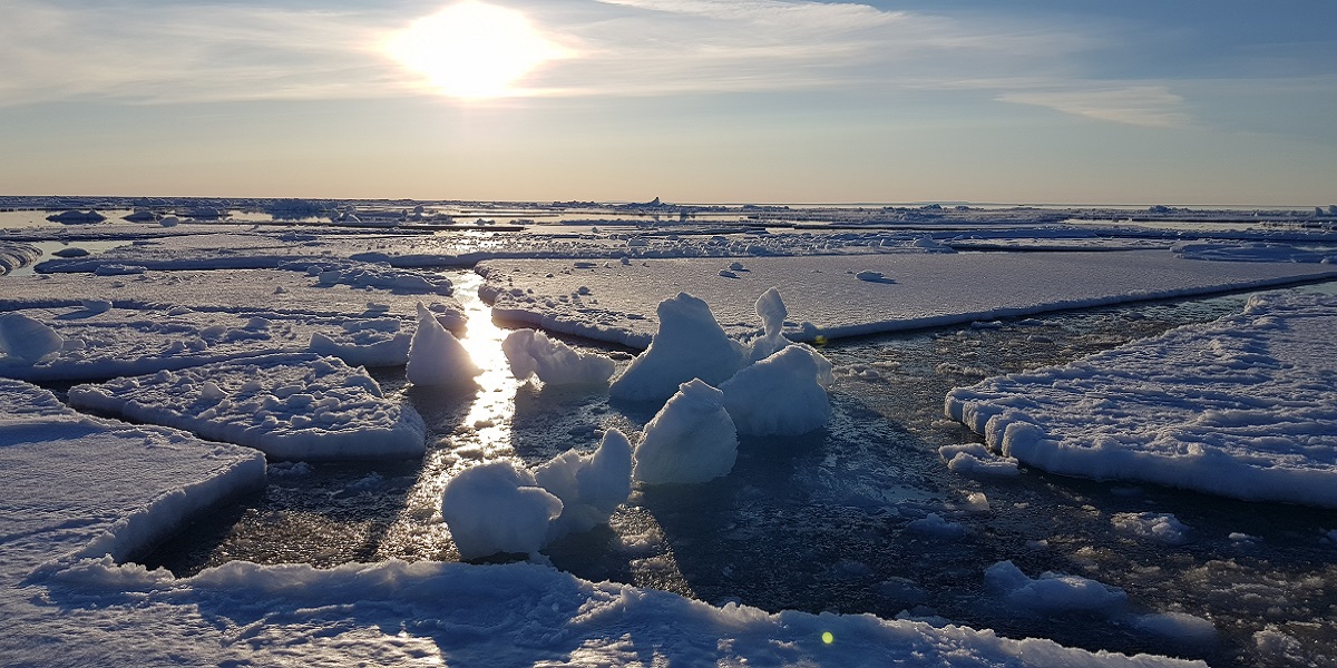 Sur la glace, tout autant qu'en dessous, des paysages spectaculaires à découvrir. © Âme Bleue