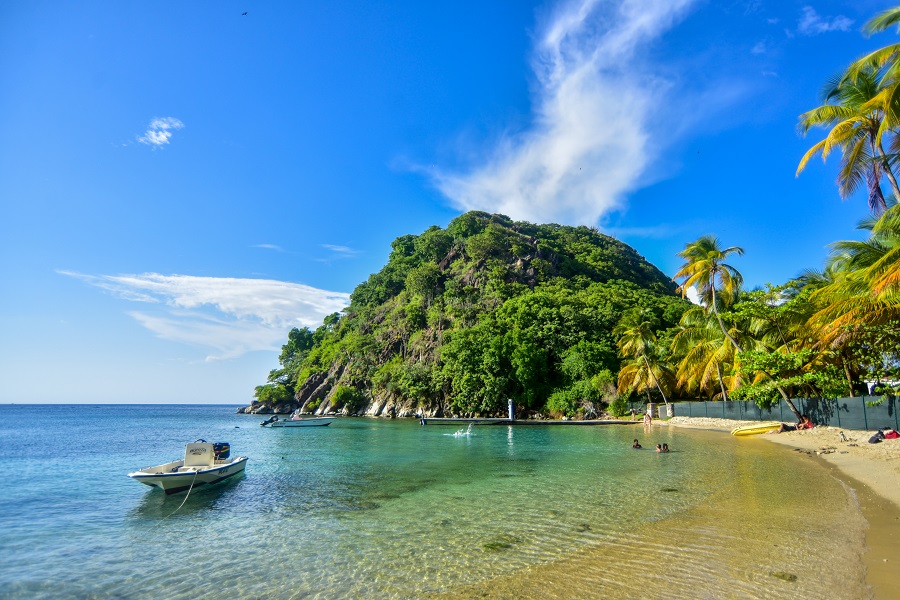 Pain de Sucre est une boule de basalte d'une cinquantaine de mètres de diamètre. © Comité de tourisme des Îles de Guadeloupe / Guillaume Aricique