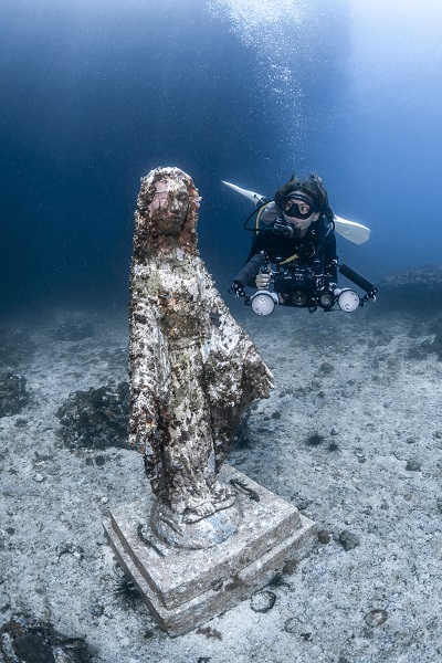 Des statues de la Vierge Marie sont placées sur plusieurs sites afin de décourager les pratiques de pêche destructrices. © Henley Spiers et Jade Hoksbergen